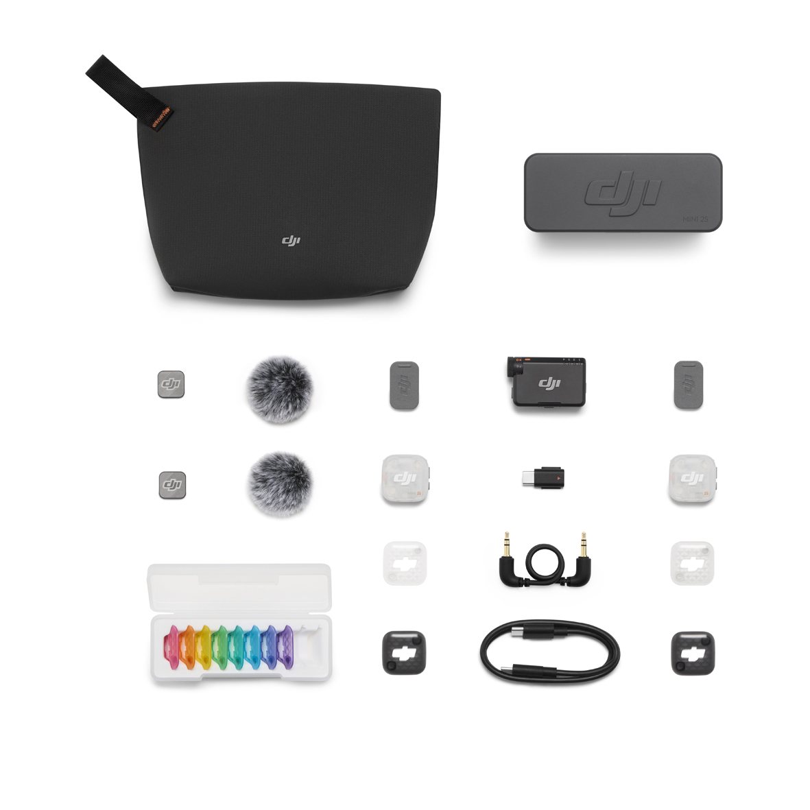 DJI Mic Mini 2S Set mit zwei Sendern, Empfänger, Ladeschale, Zubehör und Transporttasche im Lieferumfang.