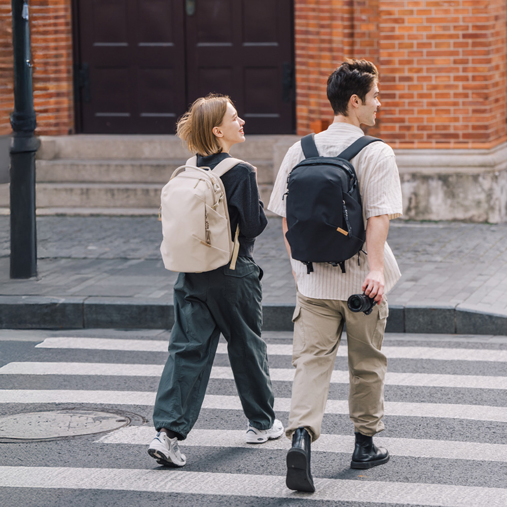 PGYTECH OneGo Lite Backpack 12L in Schwarz beim Tragen im urbanen Alltag mit Kameraausrüstung.