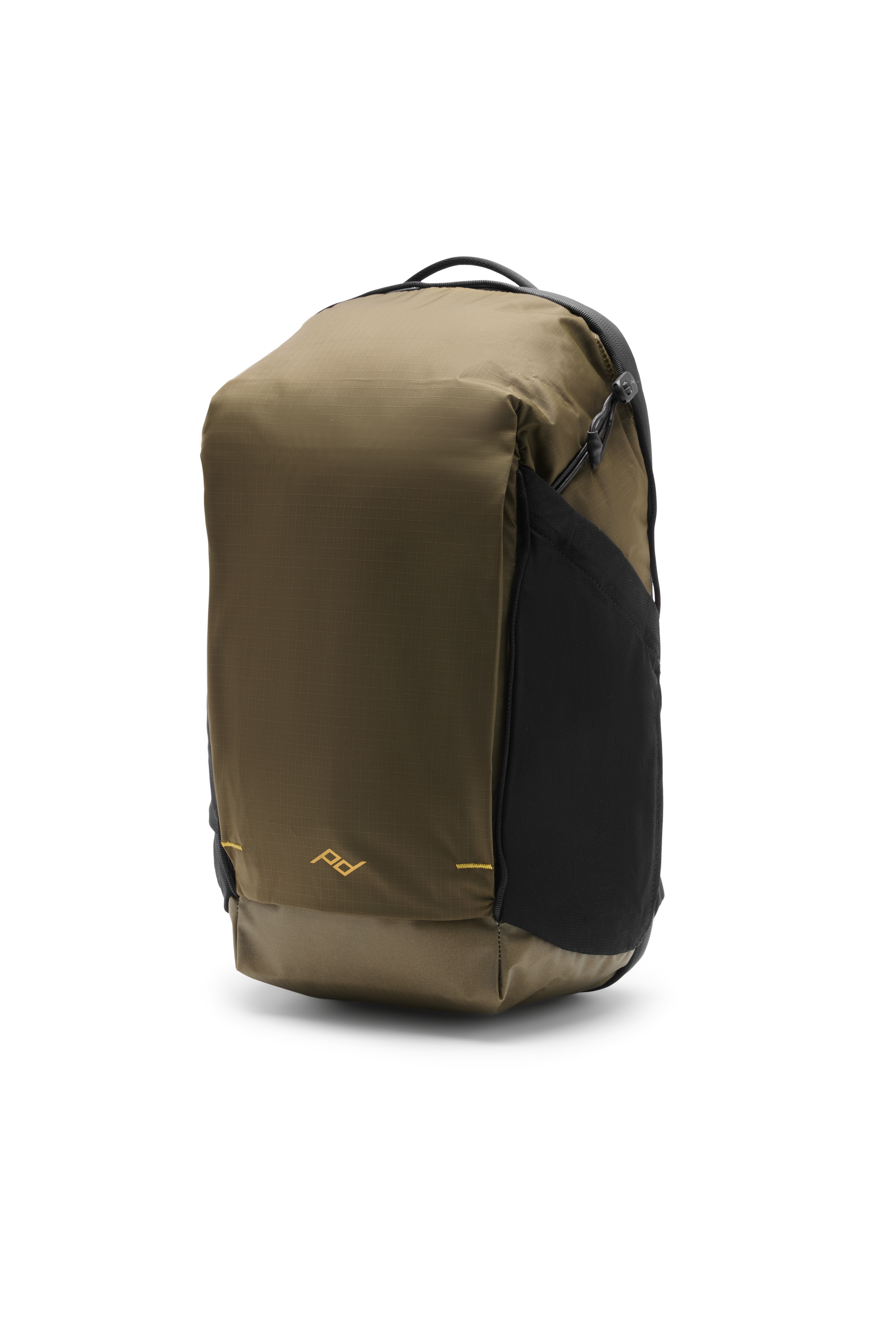 Peak Design Outdoor Backpack Zip 18L (kelp) – schräge Ansicht mit seitlichen Stretchfächern und umlaufendem Reißverschluss