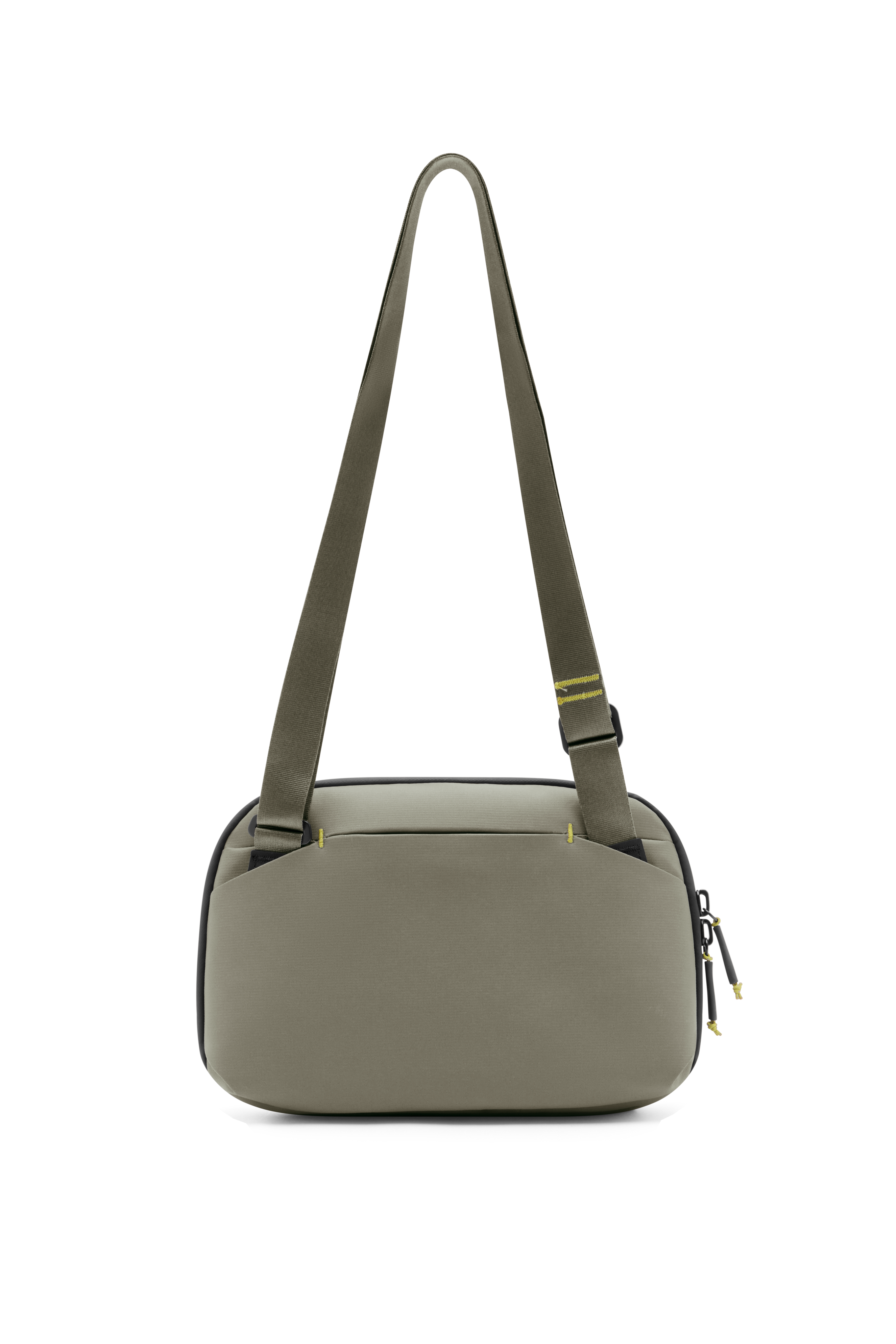 Peak Design Travel Crossbody 3L in Stone, Rückansicht der Umhängetasche mit verstellbarem Tragegurt.