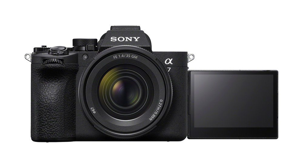 Sony Alpha 7 V – Vorderansicht mit montiertem Objektiv und seitlich ausgeklapptem Display