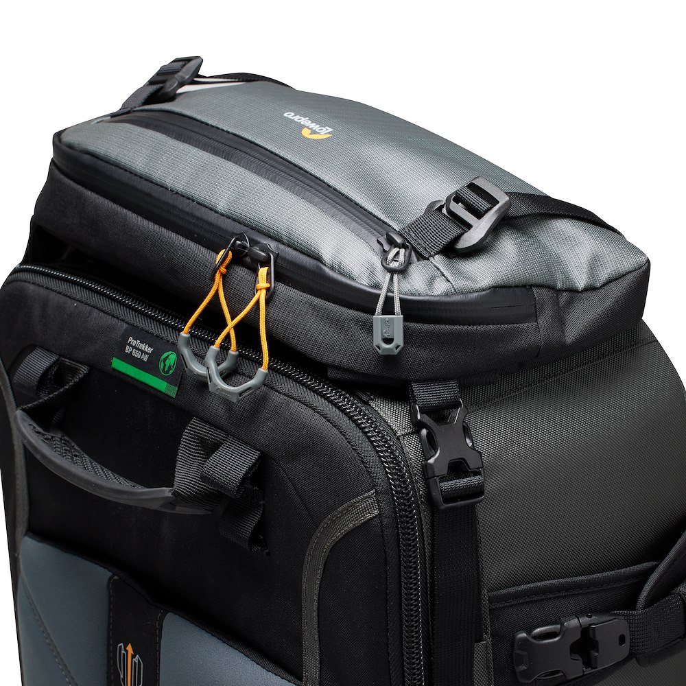 Lowepro Pro Trekker BP 650 AW II – Detailansicht der Oberseite mit Reißverschlüssen, Tragegriff und Befestigungselementen