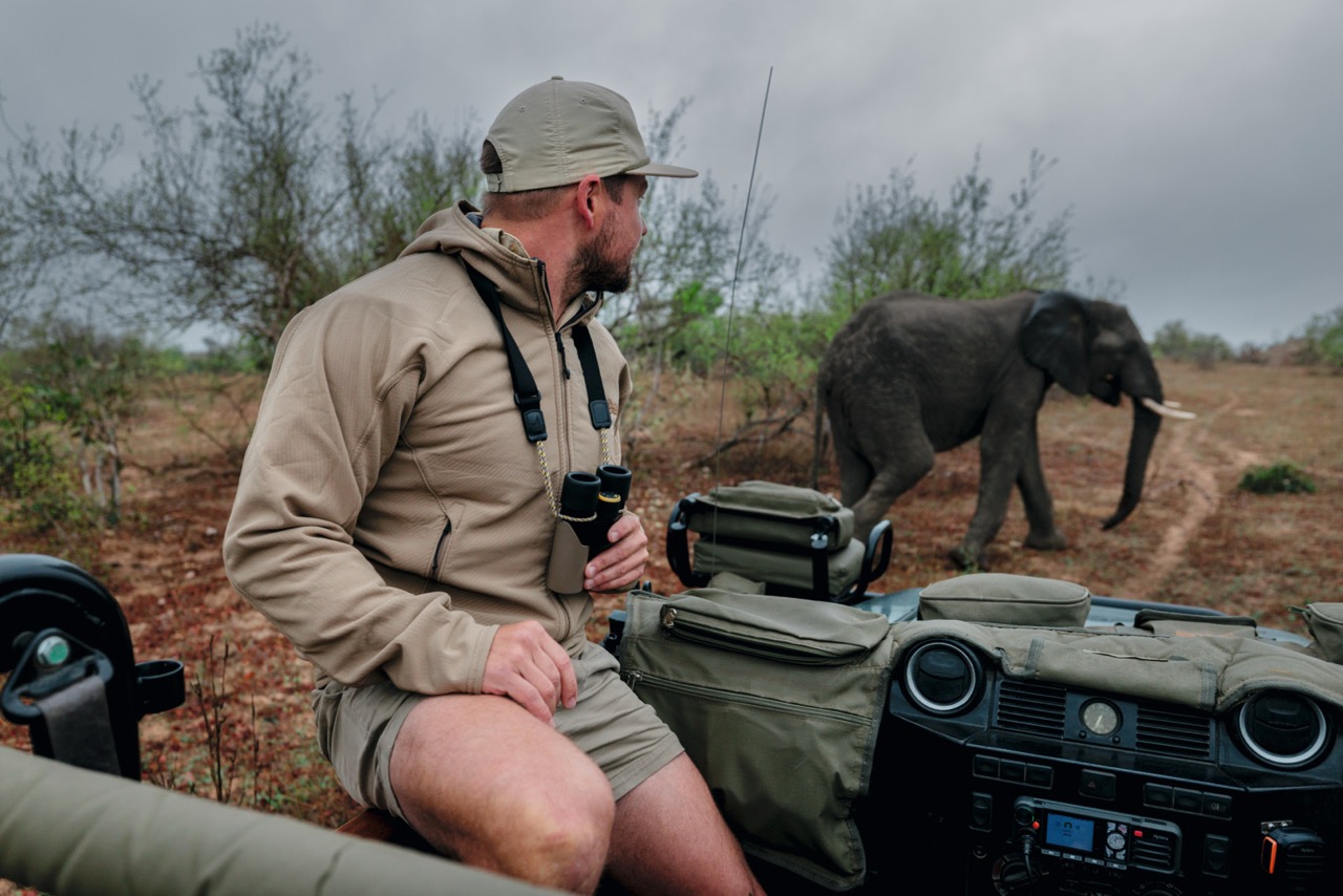 Swarovski Optik CL Companion III Fernglas bei Safari-Fahrt im Geländewagen nahe einem Elefanten