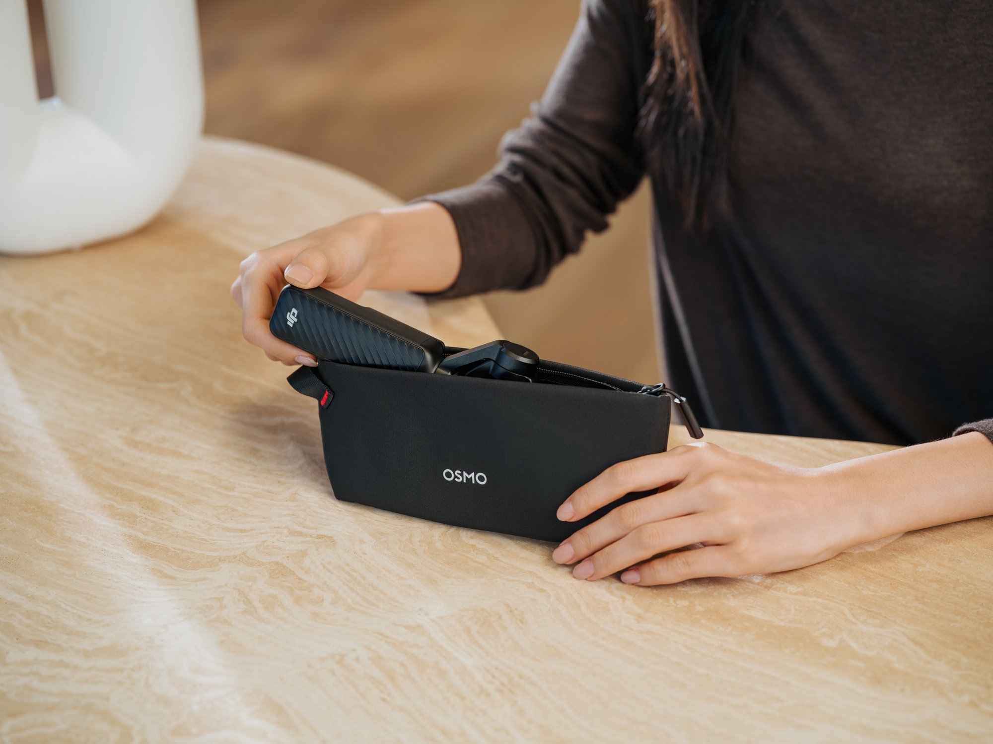 DJI Osmo Pocket 4P wird in die passgenaue Tragetasche eingesetzt und sicher für Transport und Aufbewahrung verstaut.