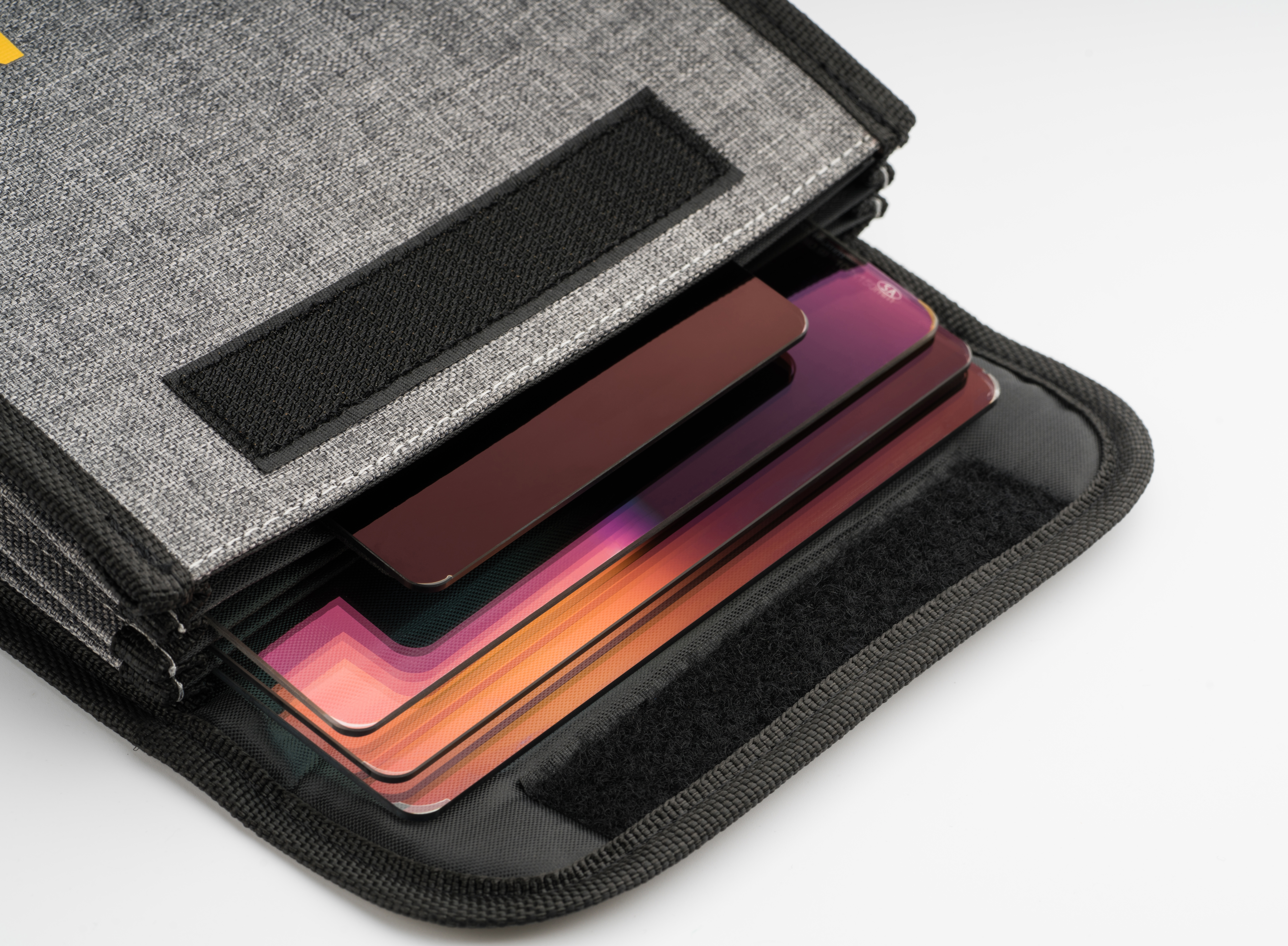 Filtertasche 100mm für 4 Filter Filtertasche 100mm für 4 Filter, Close-Up Liegend offen mit Filtern in der Tasche