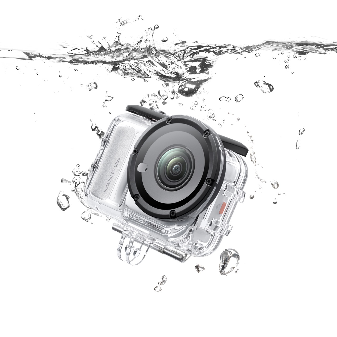 Insta360 Tauchgehäuse für Insta360 GO Ultra in schräger Unterwasseransicht mit montierter Kamera