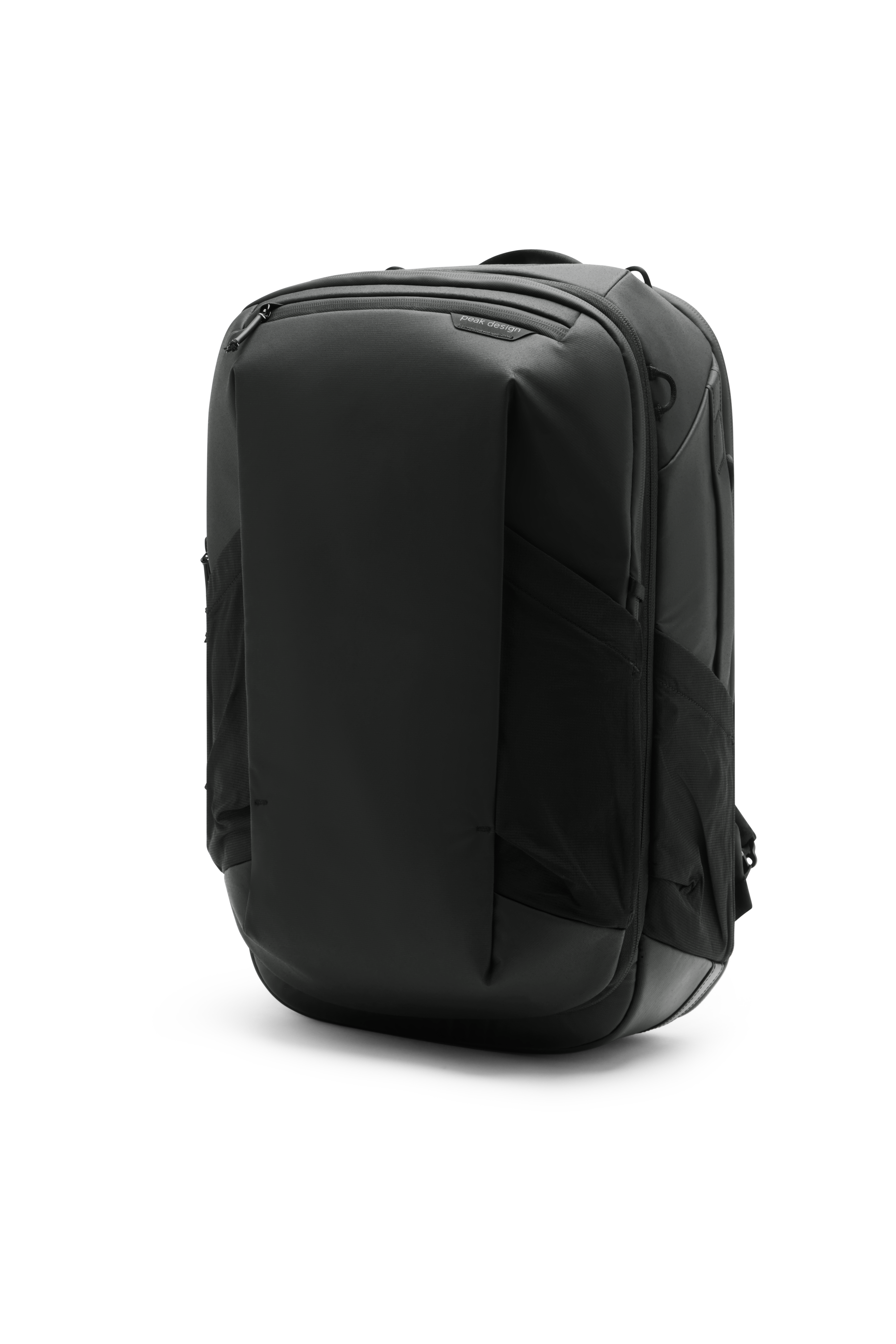 Peak Design Travel Backpack 2in1 in Schwarz, schräge Vorderansicht mit Seitenfach und Reißverschluss.