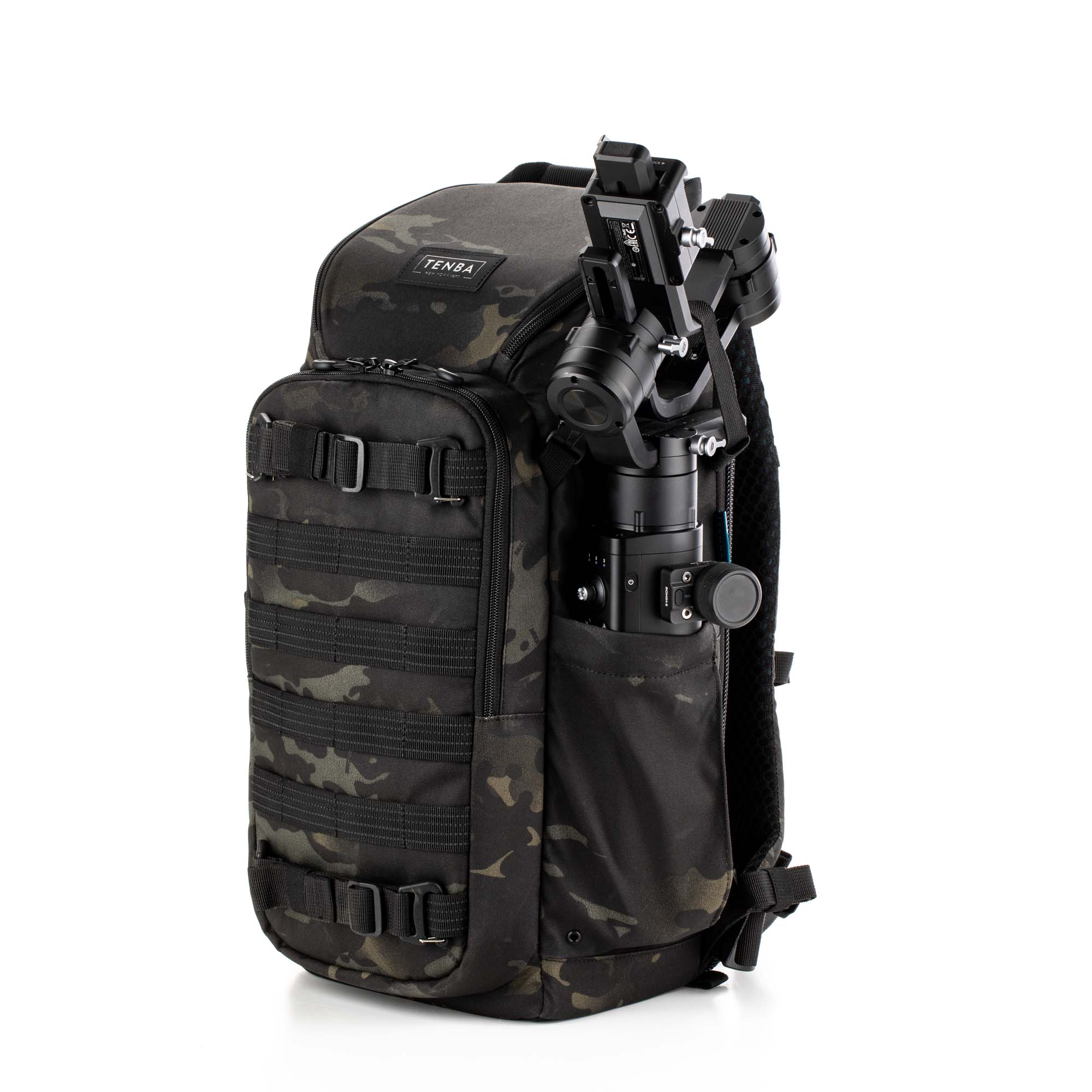 Axis V2 16L Rucksack (multicamo/schwarz) Tenba Axis V2 16L Rucksack in Multicamo Design, Ansicht Frontal Schräg Rechts mit Stativ in Seitenfach