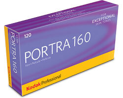 Kodak Portra 160 120 Farbfilm 5er Pack – schräge Ansicht der Verpackung für Mittelformatfilm mit ISO 160