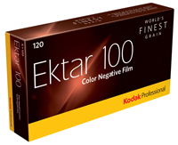 Kodak Ektar 100 120 5er Pack – Schrägansicht der Verpackung für Farbnegativfilm mit ISO 100 und Produktdesign in Rot und Gelb