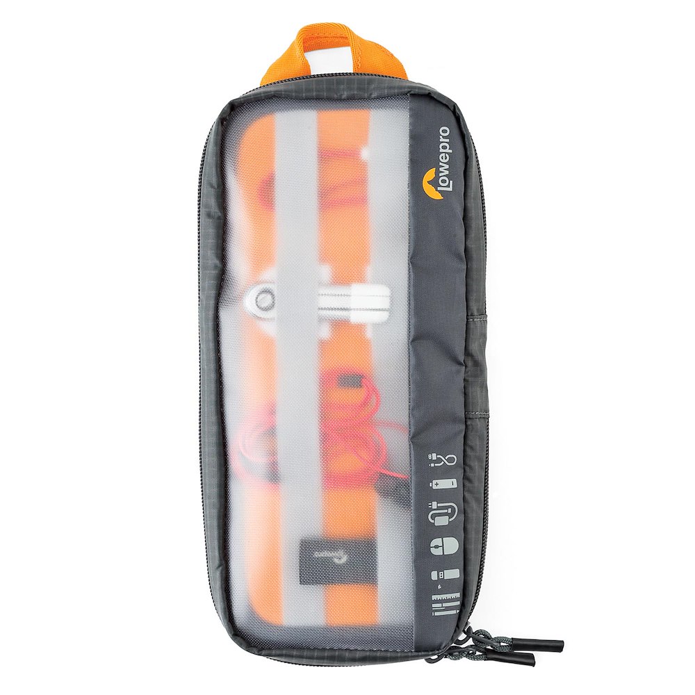 Lowepro GearUp Pouch Medium – Innenansicht mit Kopfhörern, USB-Stick und Zubehör in Elastikschlaufen