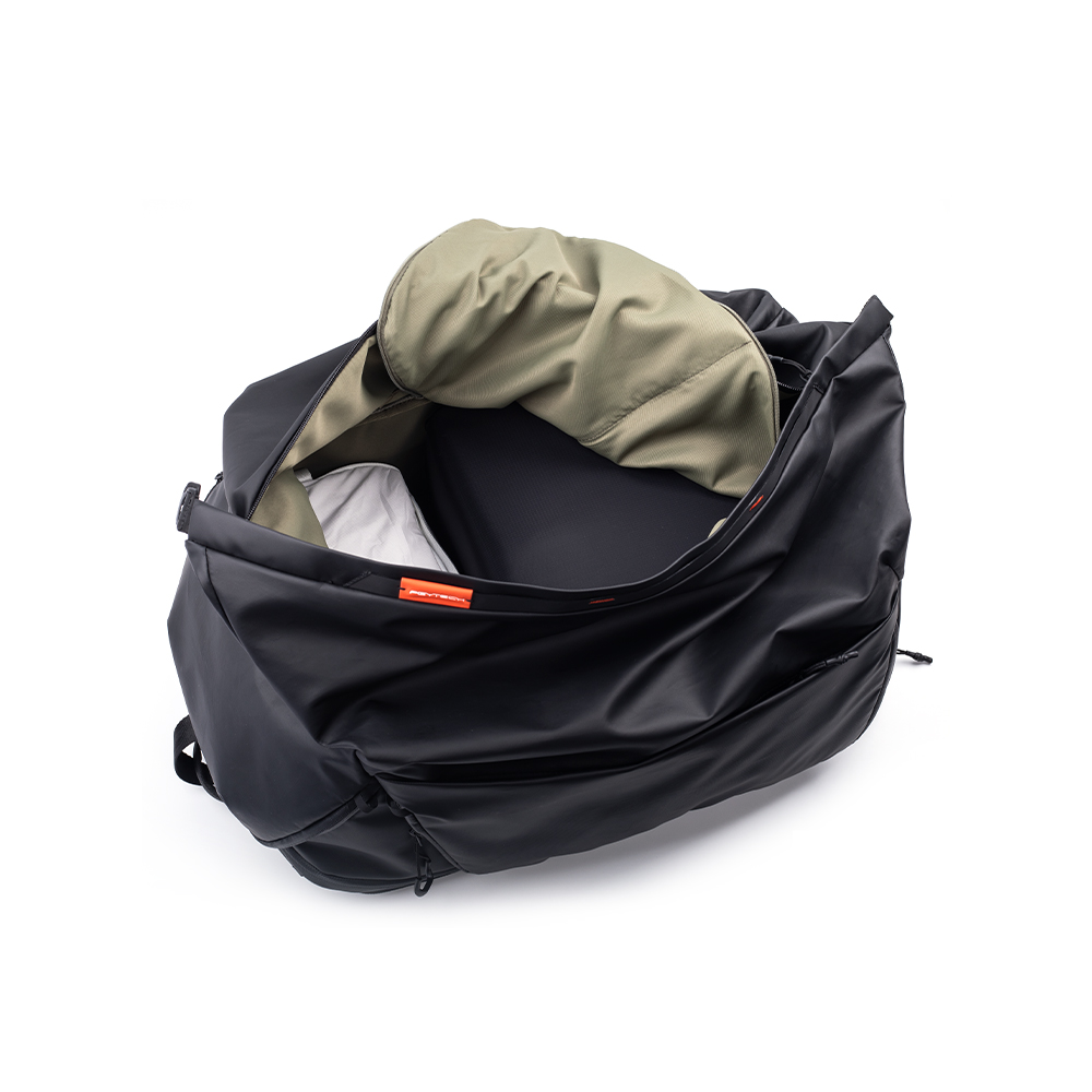 PGYTECH OneMo Travel Backpack 35L in Schwarz geöffnet mit sichtbar zugänglichem Hauptfach.