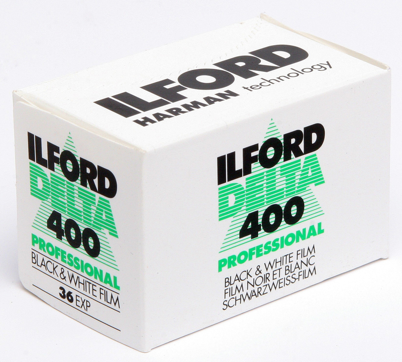 Ilford Delta 400 135/36 – Schrägansicht der Verpackung für Schwarzweißfilm mit ISO 400 und Produktbeschriftung