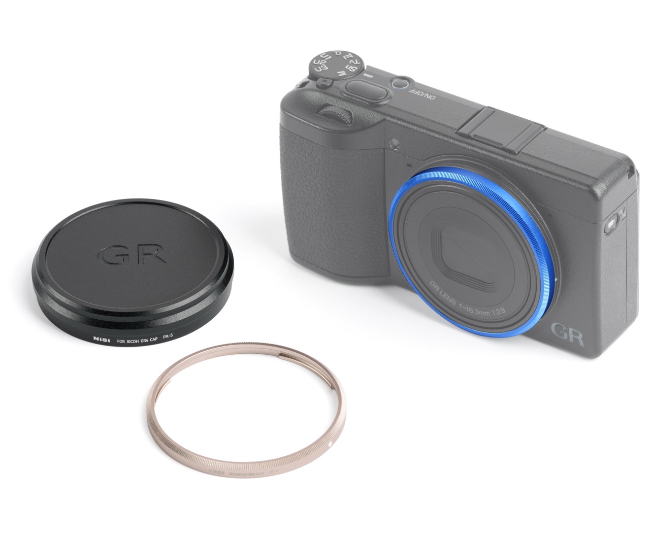 NiSi Objektivdeckel und Ring Cap Kit für Ricoh IV in Titangrau und Königsblau, dargestellt mit Kamera und Zubehör auf weißem Hintergrund