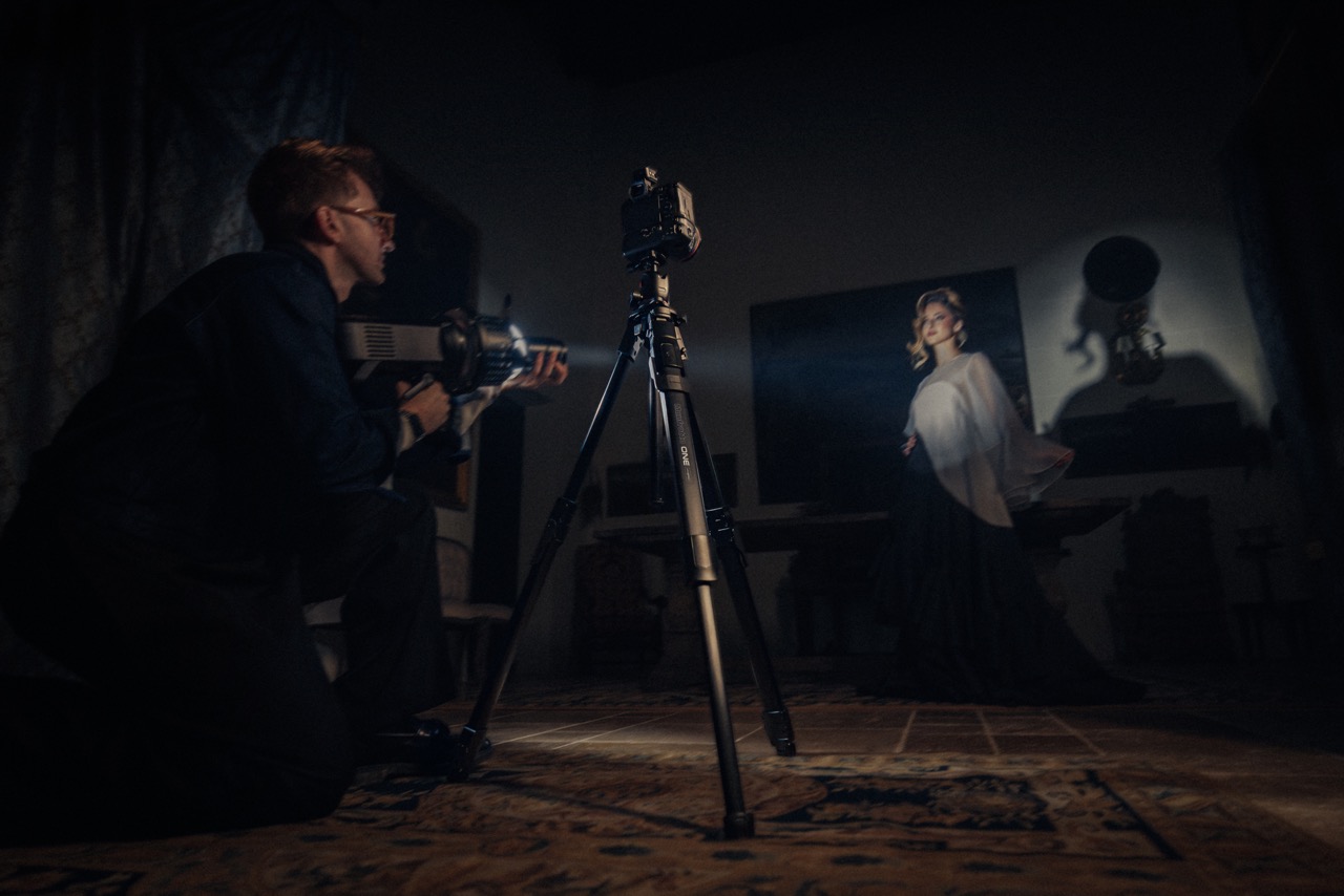 Manfrotto ONE Stativ im Studio mit Kamera und Lichtsetup bei einem Porträtshooting