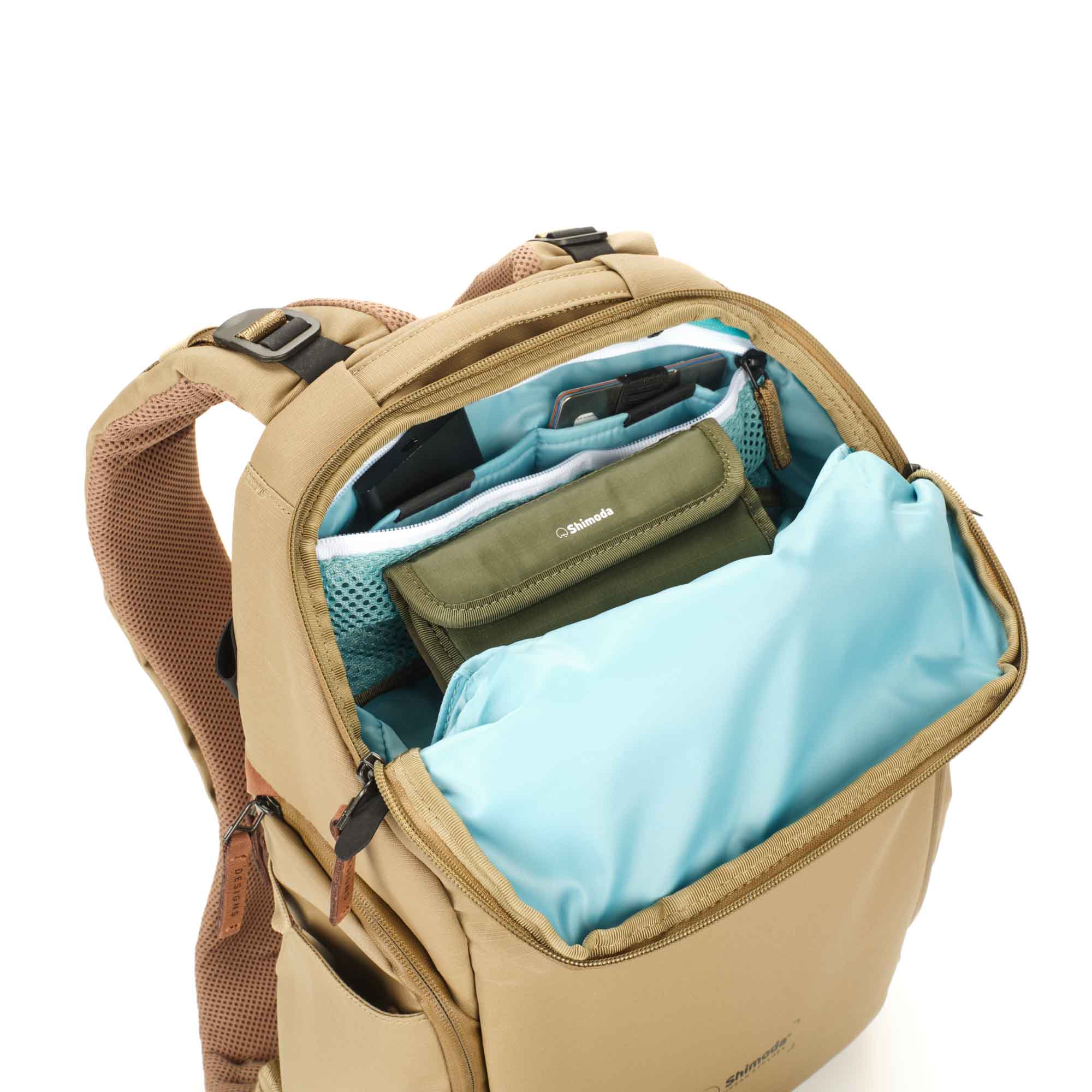 Urban Explore 20 (beige) Shimoda Designs Explore 20 Rucksack in Beige, von oben und geöffnet