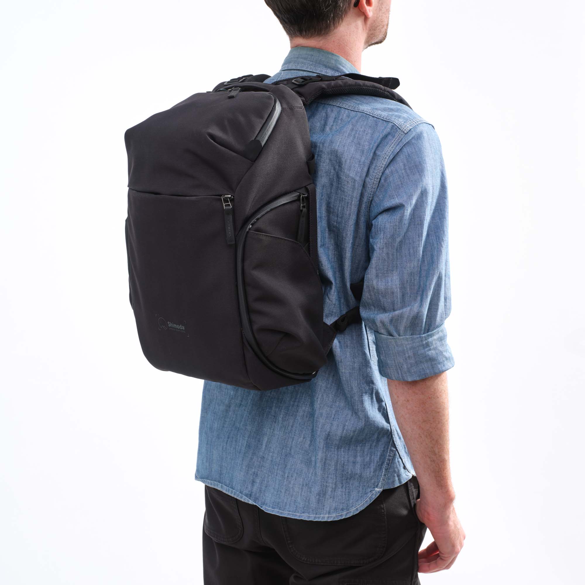 Shimoda Designs Explore 20 Rucksack in Anthraziit, Lifestyle Foto des Rucksacks auf Person