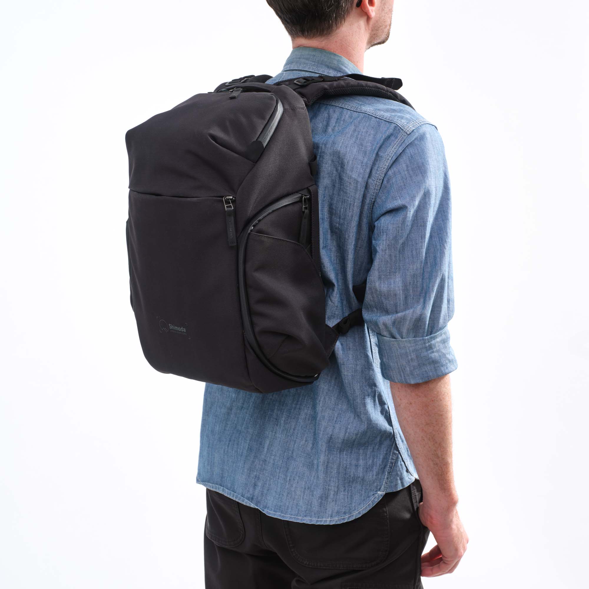 Urban Explore 20 (anthrazit) Shimoda Designs Explore 20 Rucksack in Anthraziit, Lifestyle Foto des Rucksacks auf Person