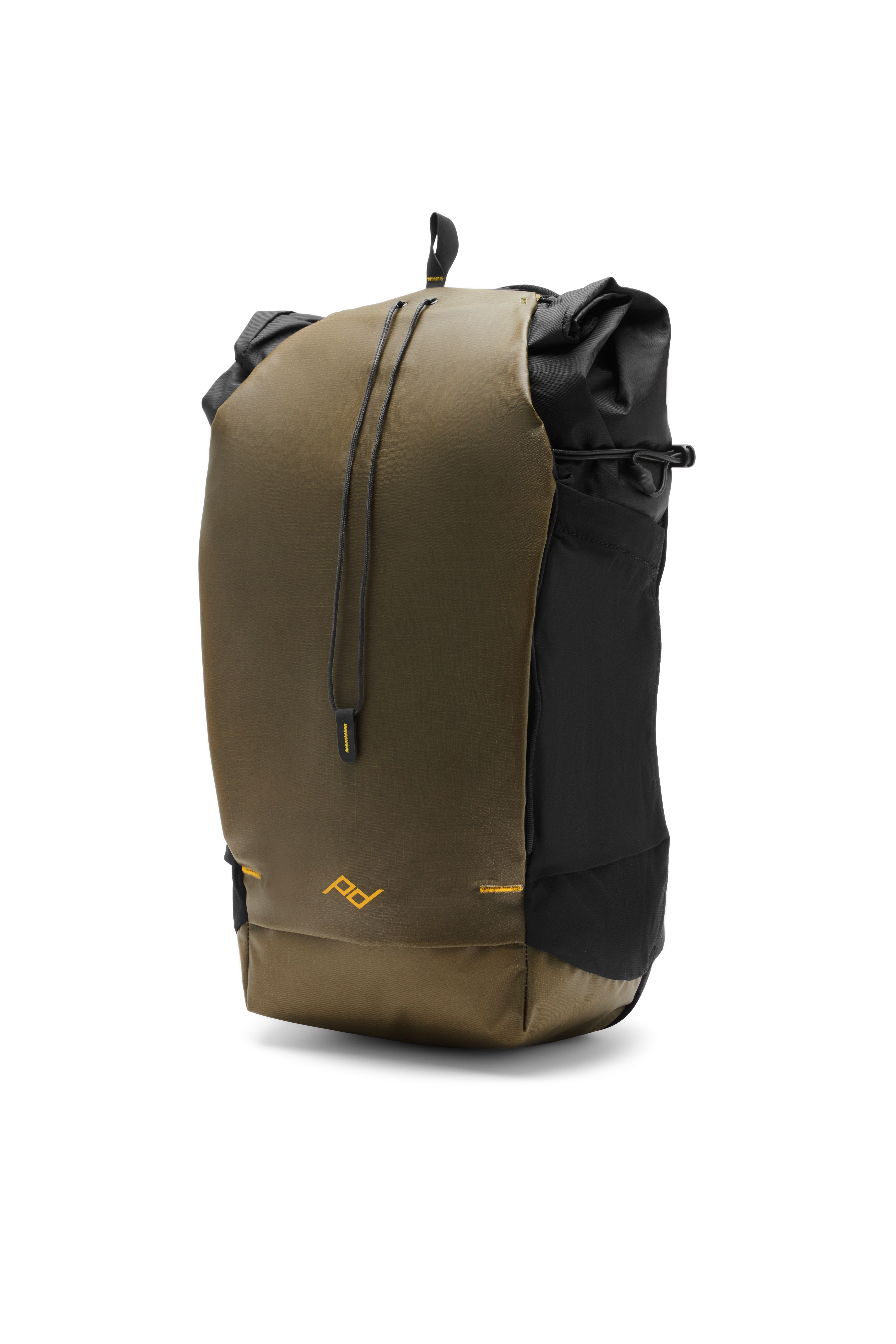 Peak Design Outdoor Backpack 25L (kelp) – schräge Ansicht mit seitlichen Taschen und Rolltop-Öffnung