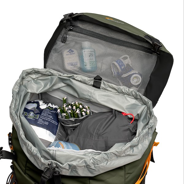 Lowepro PhotoSport Pro 70L AW IV M-L – geöffneter Deckel mit Netzfach und verstauter Outdoor-Ausrüstung