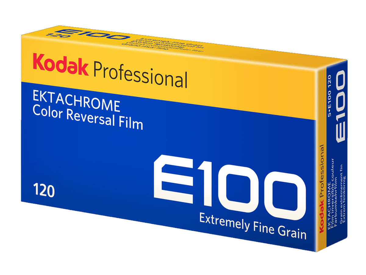 Kodak Ektachrome E100 120 – Schrägansicht der Verpackung für Farbdiapositivfilm mit ISO 100 und blau-gelbem Design