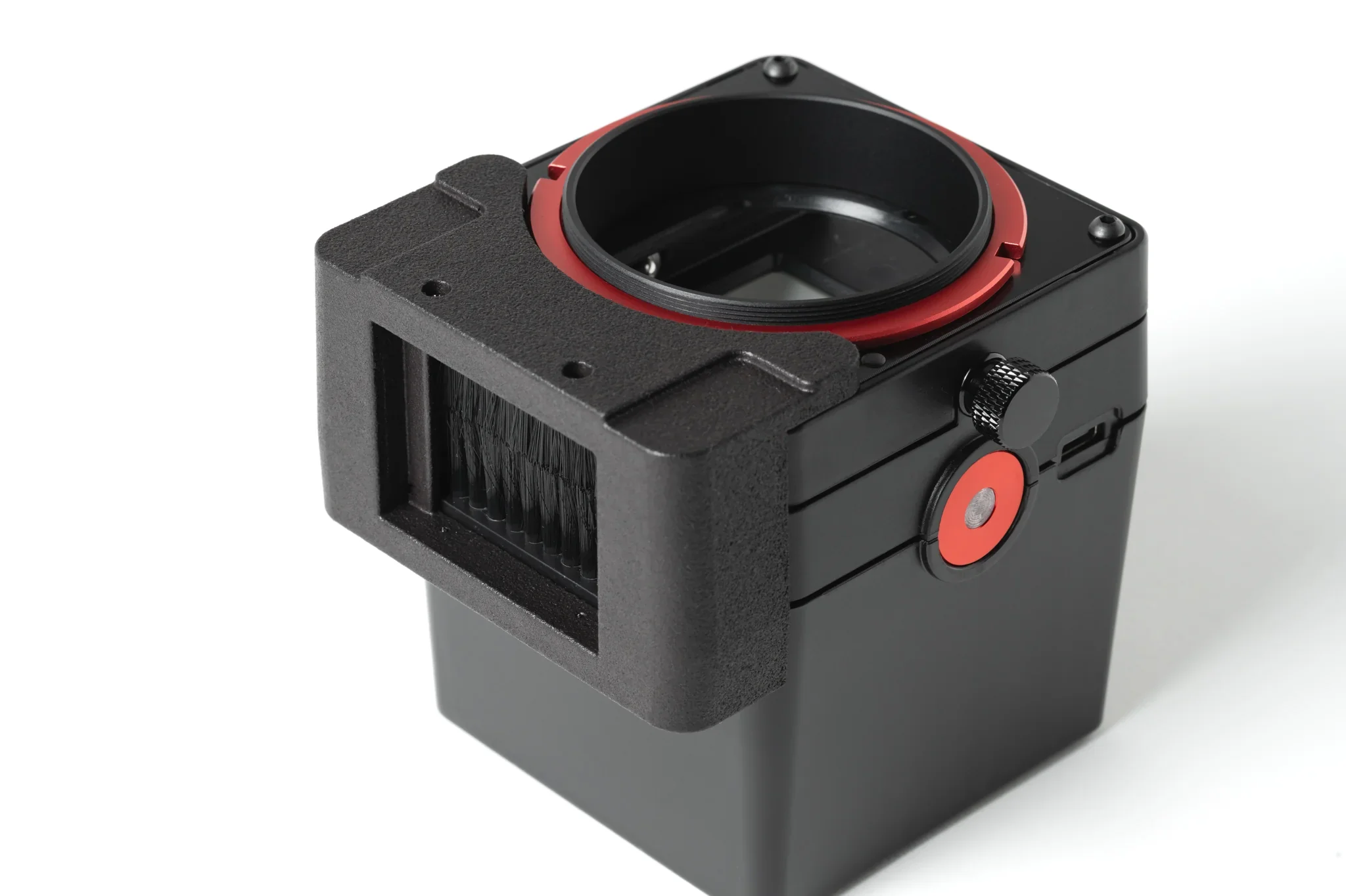 Detailansicht des VALOI easy35 v2 Dusters mit Bürsteneinsatz zur Reduzierung von Staub vor der Filmdigitalisierung.