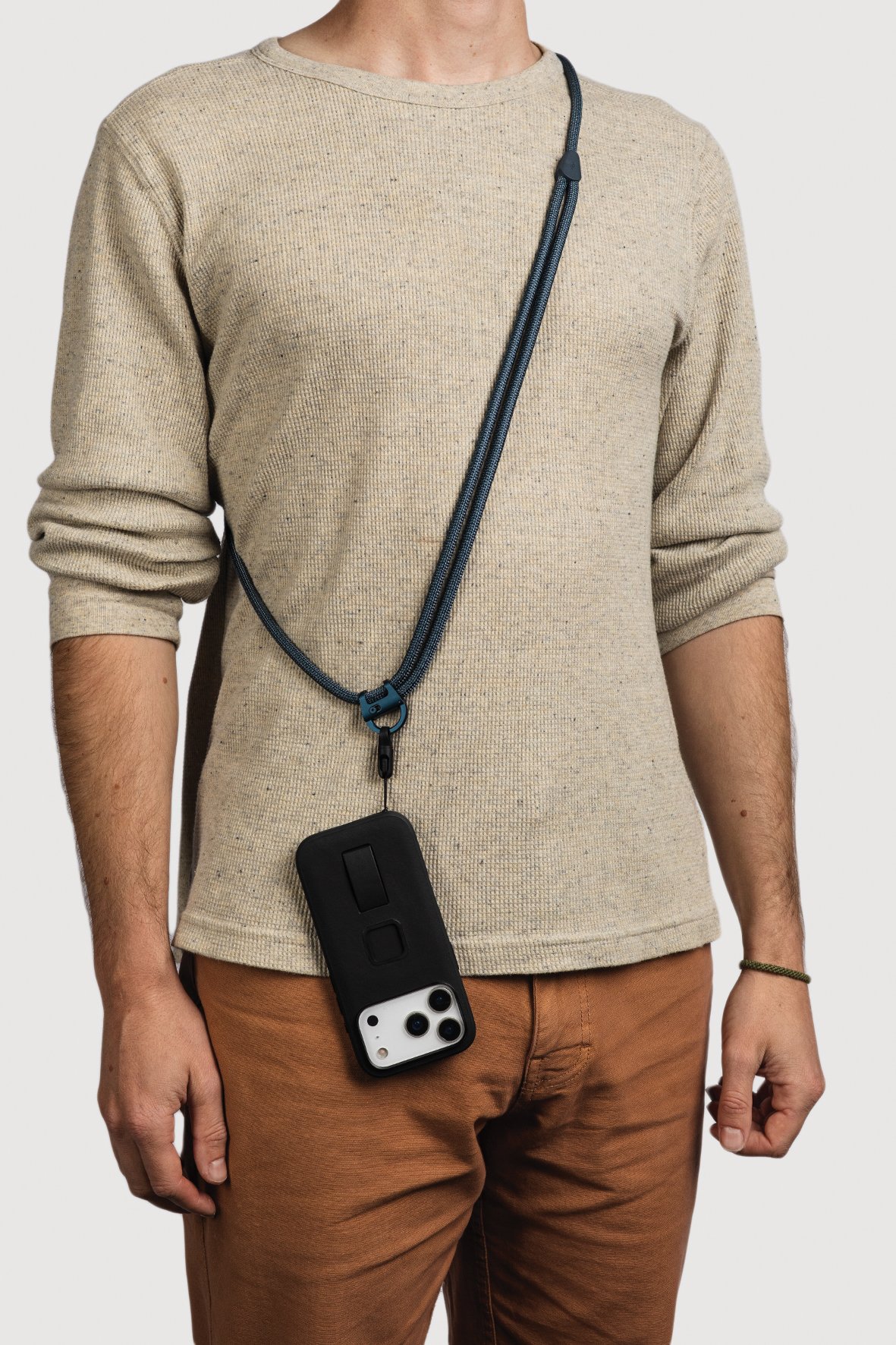 Peak Design Mobile Crossbody Multi-Strap in Ocean als Umhängeband mit Smartphone im praktischen Trageeinsatz.