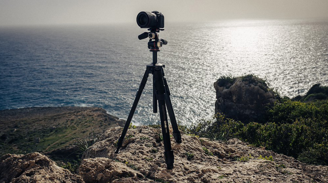 Manfrotto ONE Stativ mit Kamera auf Klippe über dem Meer für Landschaftsaufnahme