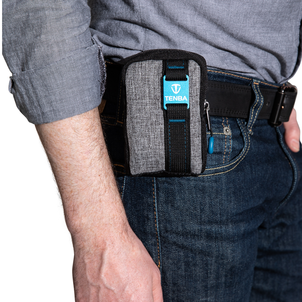 Tenba Skyline Pouch in Grau auf Gürtel, Lifestyle Foto