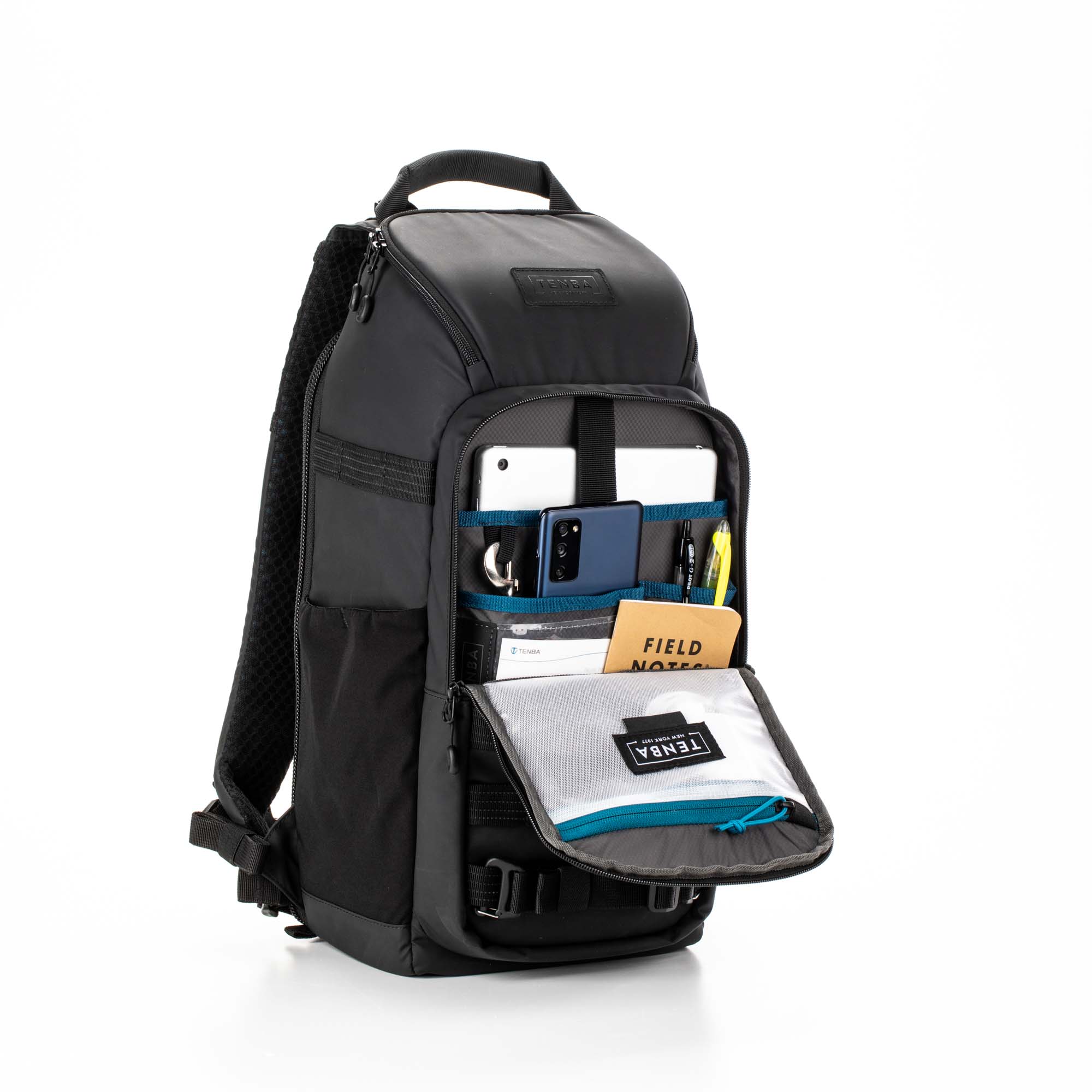 Axis V2 16L Rucksack (schwarz) Tenba Axis V2 16L Rucksack in der Farbe Schwarz, Frontalansicht Schräg, vorderes Fach offen und beladen mit Tablet, Smartphone und Ähnlichem