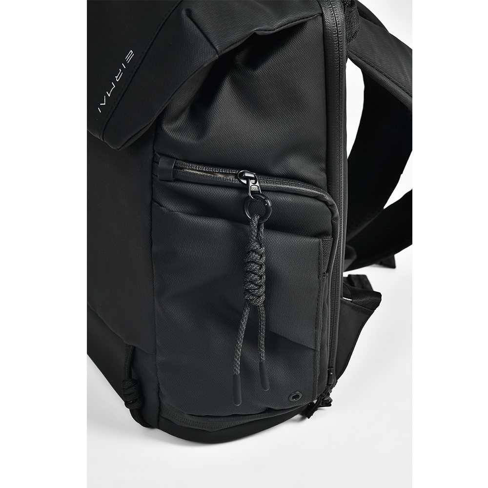 Detailansicht des seitlichen Reißverschlussfachs am Eirmai F3D Lite Black Kamerarucksack mit Zugband