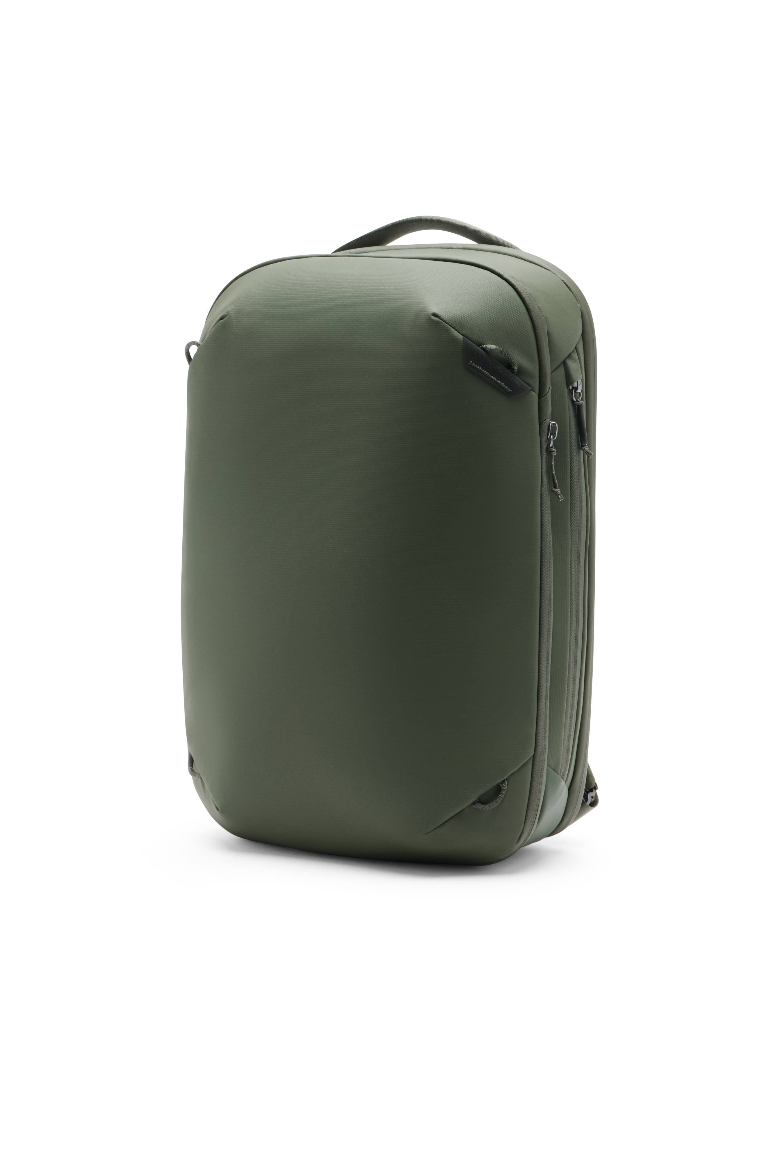 Peak Design Travel Backpack 20L in Sage, schräge Vorderansicht mit schlankem Design und Reißverschluss