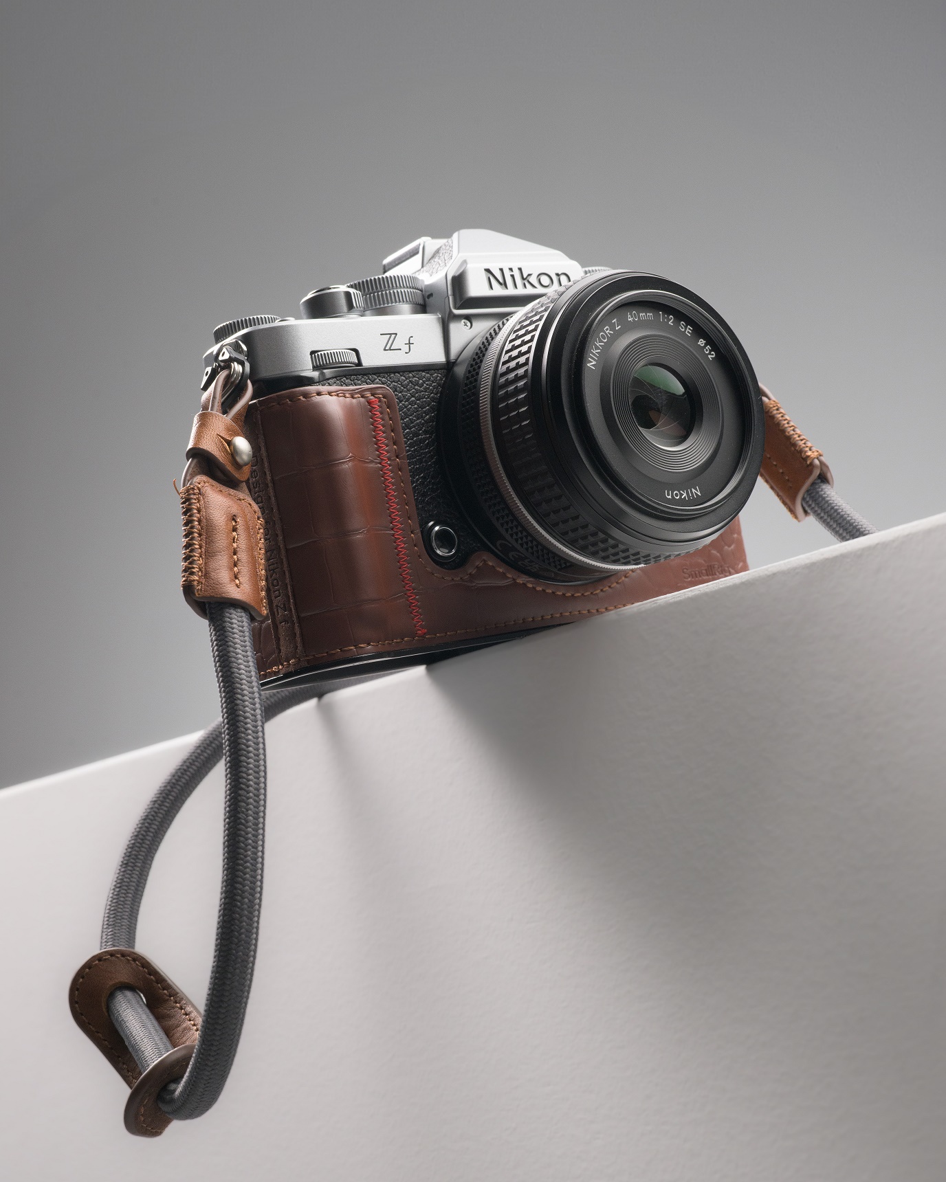 Zf (Silber) + NIKKOR Z 40mm F2 SE inkl. Promo-Case Zf (Silber) + NIKKOR Z 40mm F2 SE inkl. Promo-Case