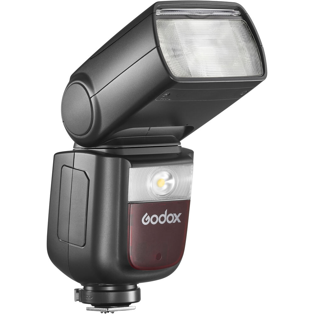 Godox V860III Speedlite für OM SYSTEM und Panasonic in schräger Vorderansicht mit schwenkbarem Blitzkopf.