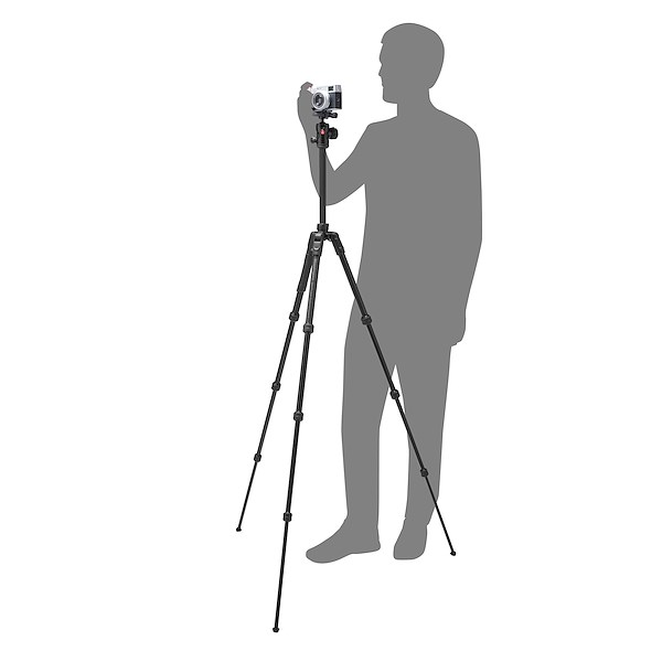 Manfrotto Befree Advanced AS Twist Alu-Stativ, Ausgeklappt und Ausgefahren stehend mit Kamera und einer ausgegrauten Person dahinter als Größenreferenz