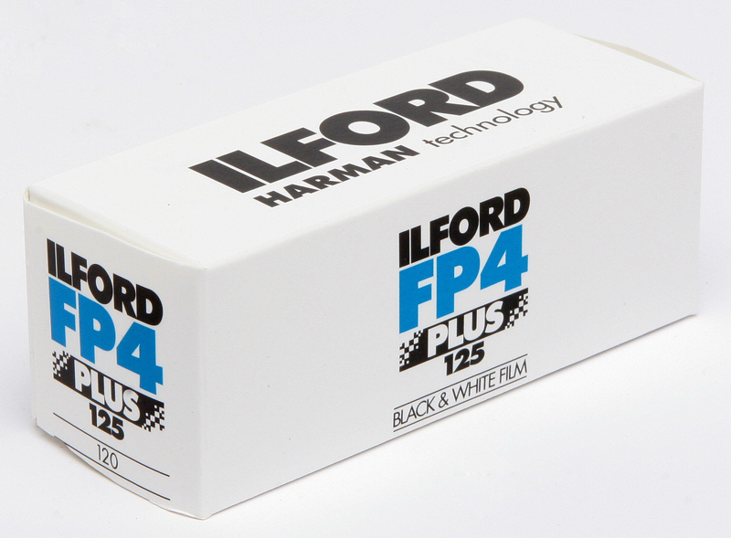 Ilford FP4 125 120 – Schrägansicht der Verpackung für Schwarzweißfilm mit ISO 125 und Produktbeschriftung