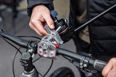 C50EJ 2" Schraubzwinge mit Backen Manfrotto C50EJ 2" Schraubzwinge mit Backen, Anwendungsbeispiel auf Fahrrad