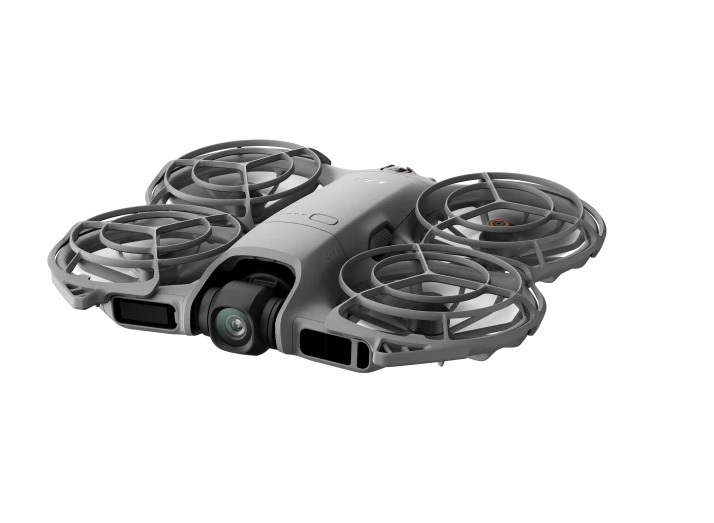 DJI Avata 2 – kompakte FPV-Drohne in schräger Vorderansicht mit integriertem Propellerschutz und Kamera