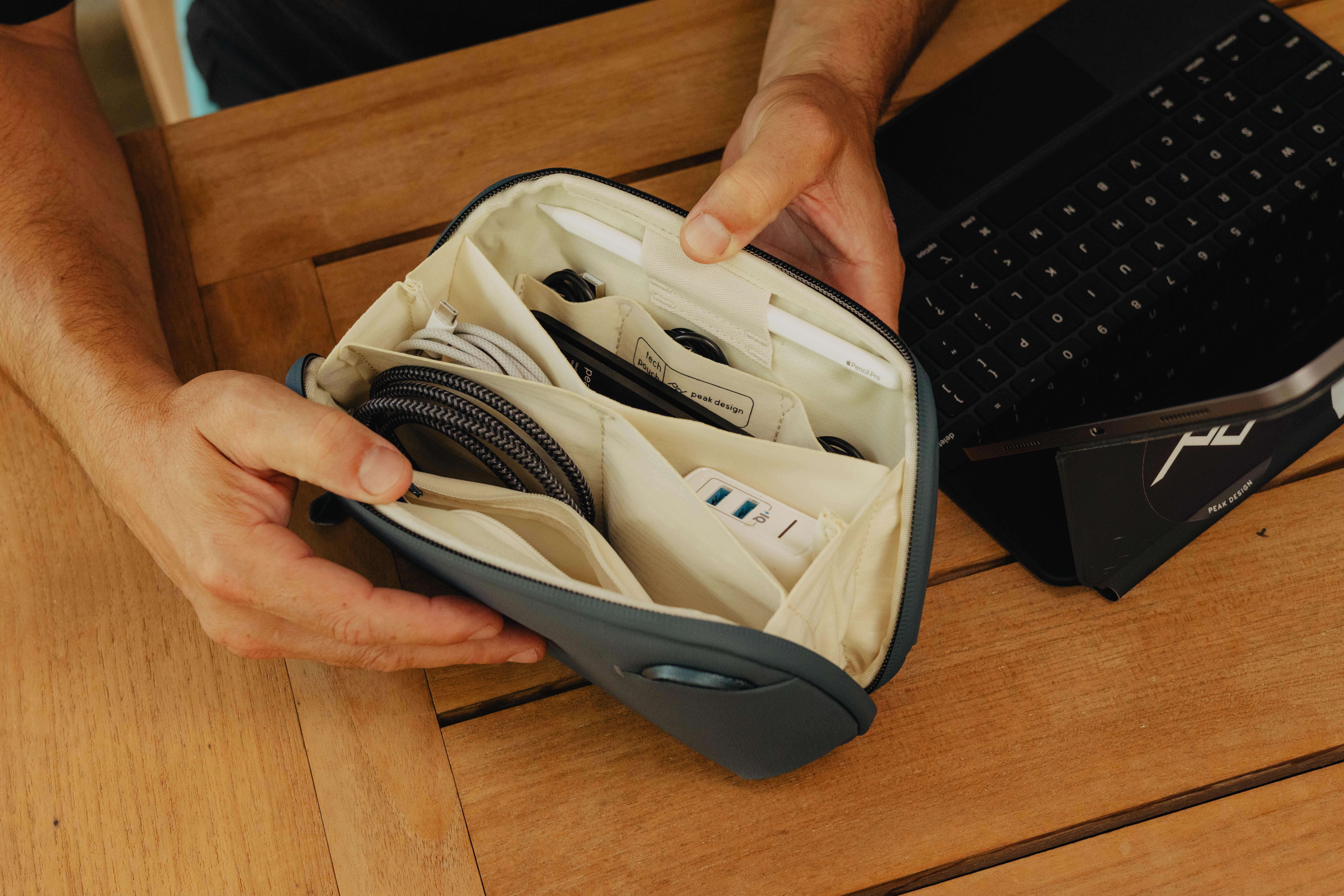 Tech Pouch Small (Ocean)