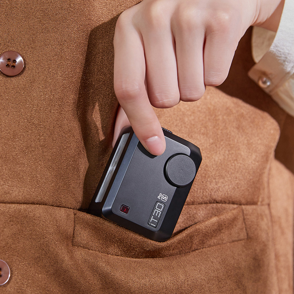 Godox iT30Pro Funkauslöser  – kompakter Blitztransmitter wird aus einer Jackentasche entnommen