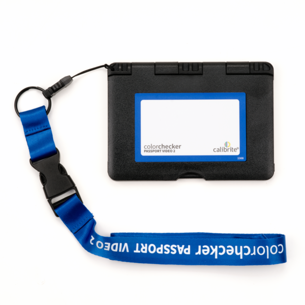 Calibrite ColorChecker Passport Video 2 – geschlossene Rückseite mit Gehäuse, Beschriftung und Trageschlaufe