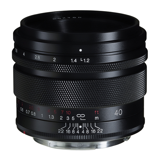 Voigtländer Nokton 40mm F1.2 Asph. für Canon RF in Schwarz, schräge Ansicht des manuellen Objektivs mit Blendenring