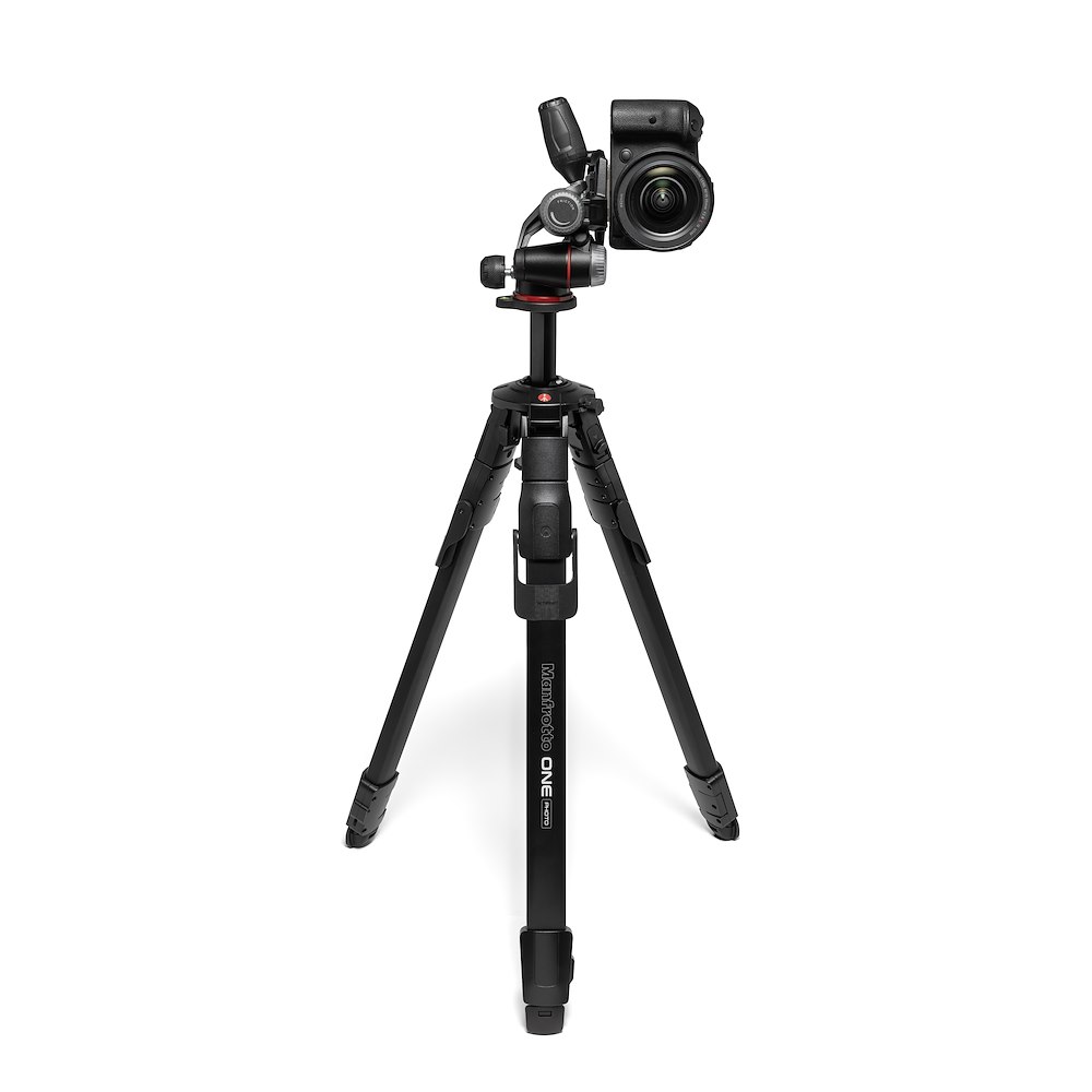 Manfrotto ONE Alu Photo-Stativ mit XPRO 3-Wege-Neiger – Vorderansicht mit montierter Kamera und ausgeklappten Stativbeinen