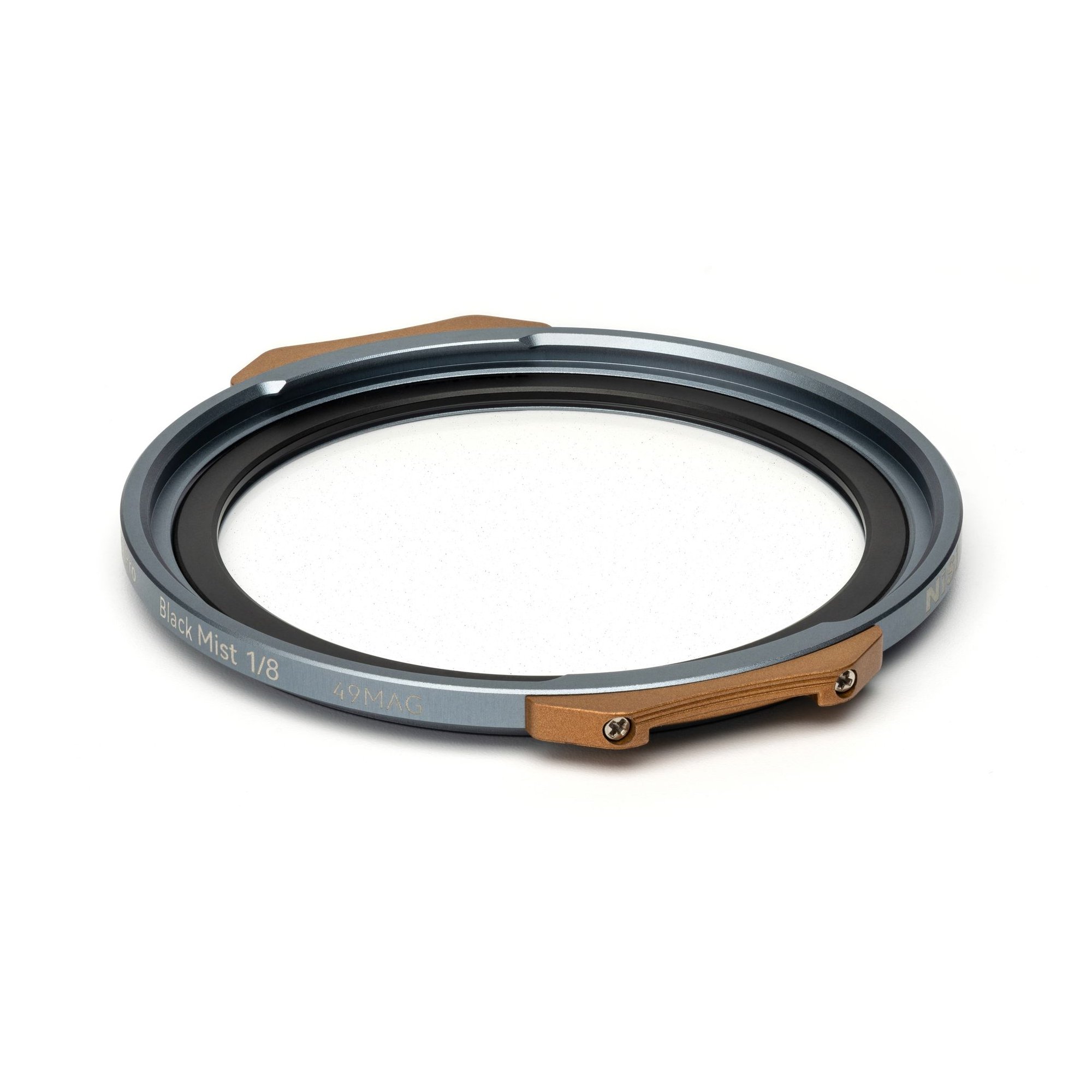 NiSi JetMag Pro Black Mist 1/8 Filter (49MAG) in schräger Ansicht mit feiner Diffusionsbeschichtung für weiche Lichtwirkung.