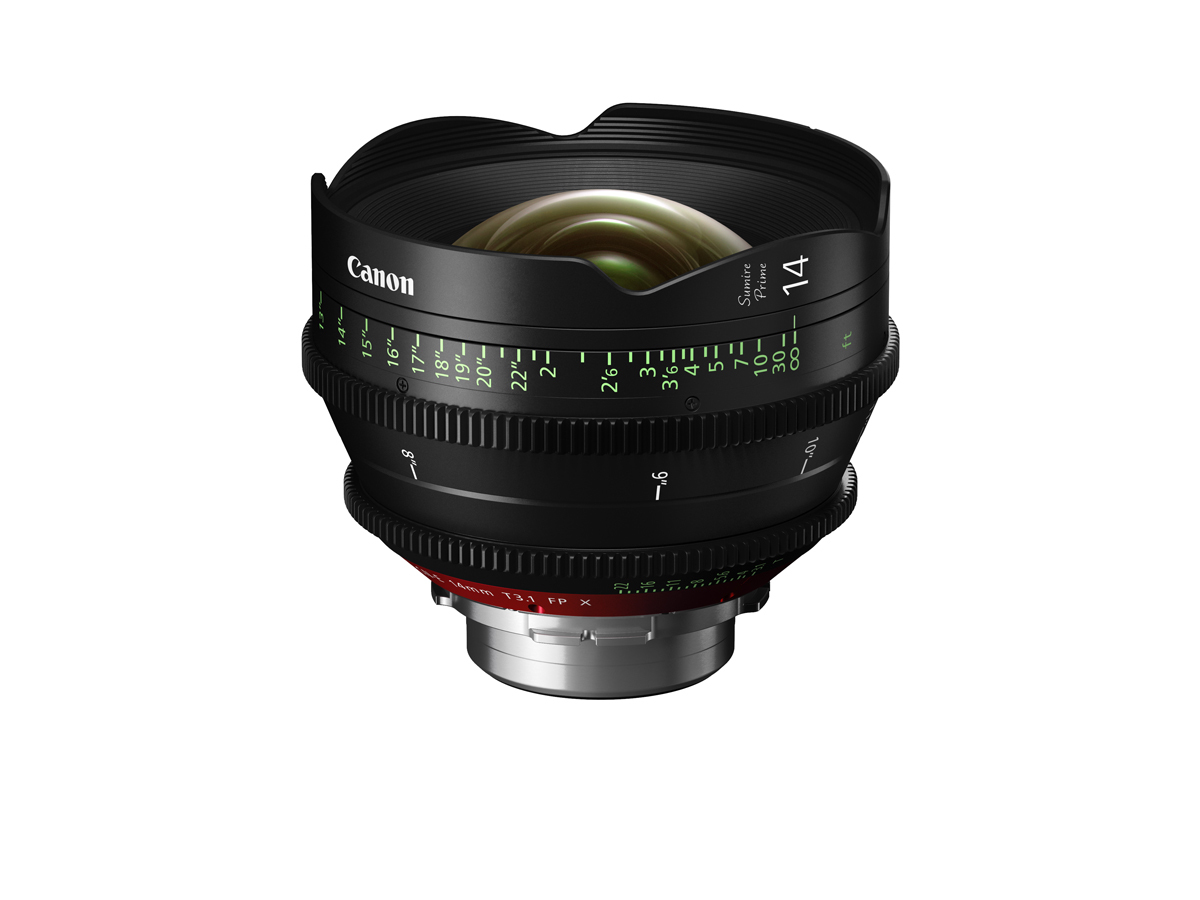 Canon CN-E 14 mm T3.1 FP X Sumire Prime Cine-Objektiv in schräger Vorderansicht mit integrierter Gegenlichtblende.