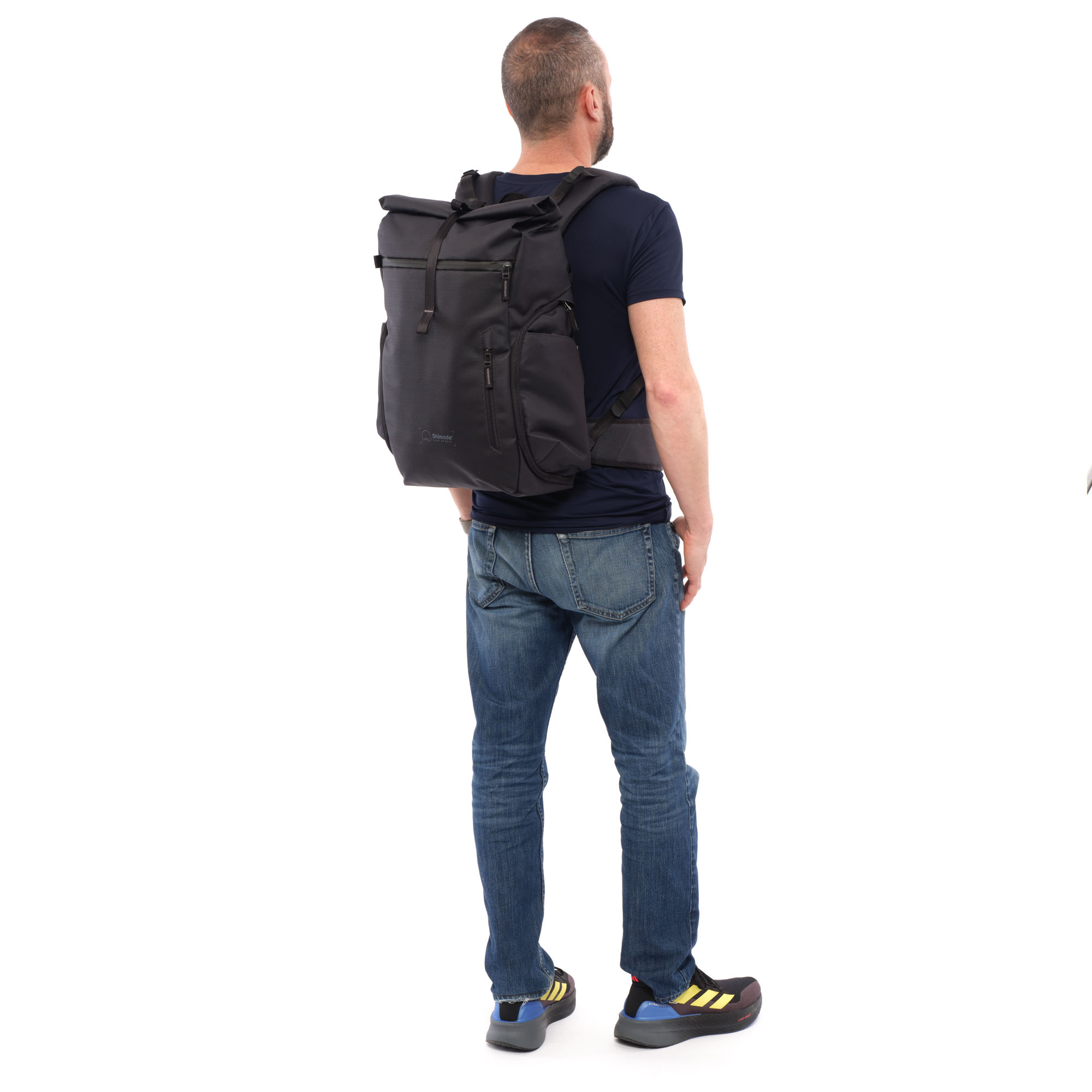 Shimoda Side Street 22 Starter Kit Anthrazit – Rückansicht am Rücken getragen mit Schultergurten