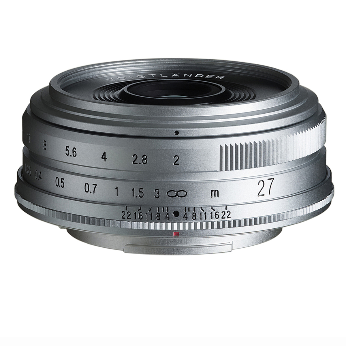 Voigtländer Ultron 27mm F2.0 für Fujifilm X-Mount in Silber, schräge Seitenansicht mit Blenden- und Fokusring