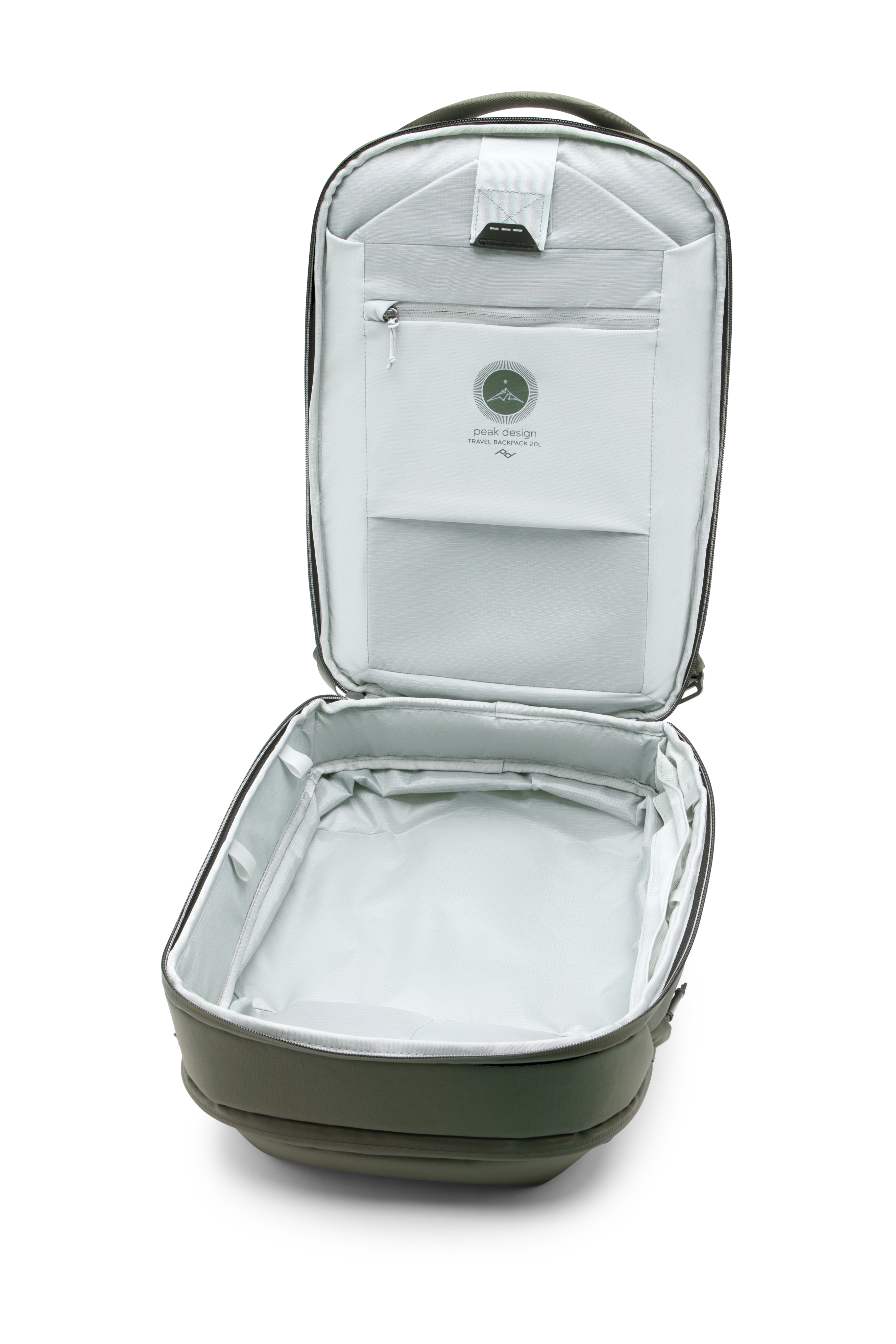 Geöffneter Peak Design Travel Backpack 20L in Sage mit hellem Innenraum und integrierten Organisationsfächern