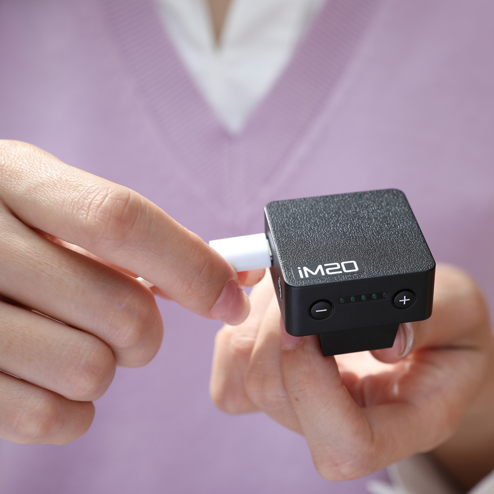 Godox iM20 Blitz – Detailansicht mit USB-Ladeanschluss und Bedienelementen, kompakte Bauform im Fokus