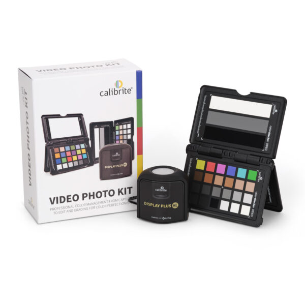 Calibrite Video Photo Kit – schräge Ansicht von ColorChecker und Display Plus HL neben Verpackung